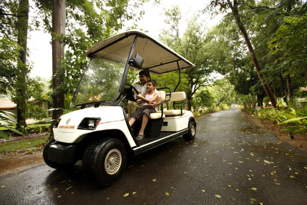 Heritage Madurai Bagian luar foto A 4-seater golf cart