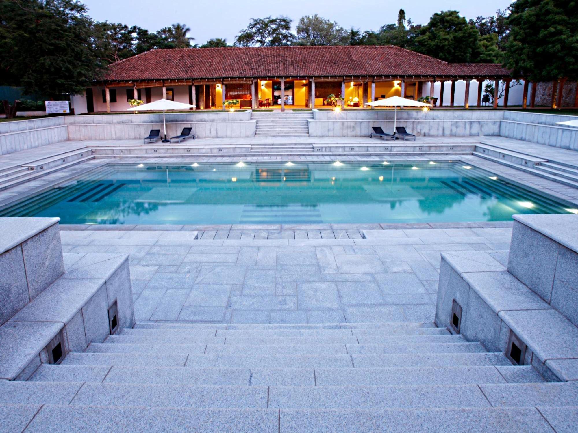 Heritage Madurai Bagian luar foto The swimming pool at the resort
