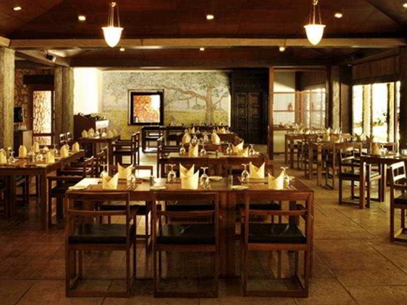 Heritage Madurai Restoran foto The interior of a restaurant
