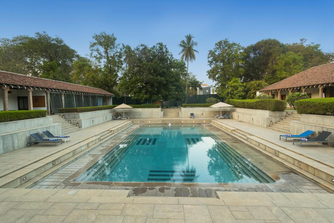 Heritage Madurai Bagian luar foto The swimming pool at the Taj Bengal
